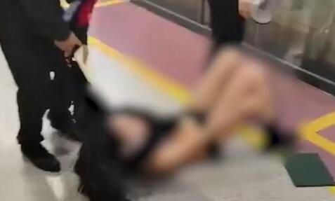 地鐵拽人保安系隨車(chē)工作人員