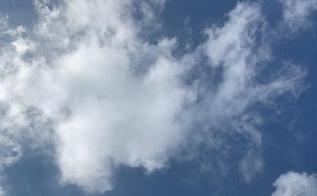 沈陽天空出現(xiàn)巨型光柱