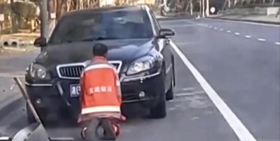 街道辦回應(yīng)環(huán)衛(wèi)大爺在小車前下跪