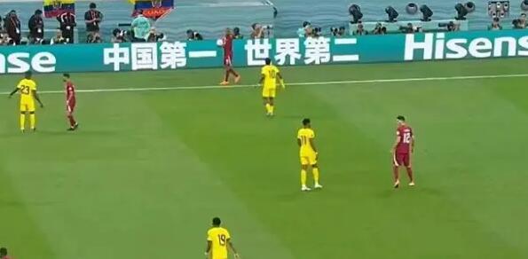 世界杯賽場(chǎng)中國(guó)第一廣告牌亮了