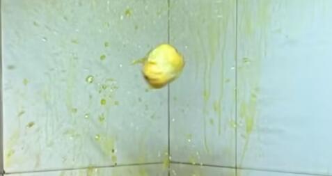 男子油鍋炸元宵現(xiàn)場慘烈