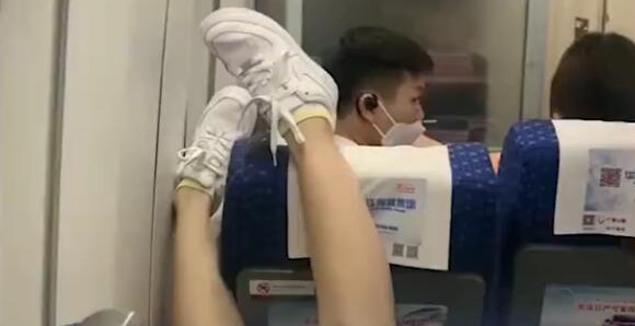女子乘高鐵把腳放前排乘客頭上