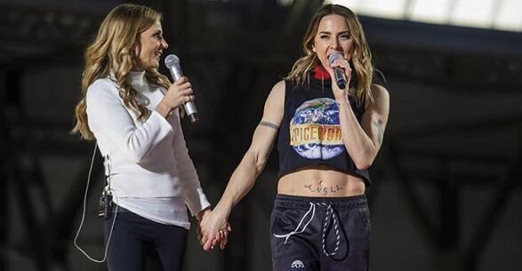 貝嫂曬全家看演唱會(huì)合照