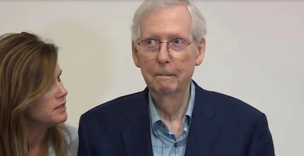 美共和黨領袖發(fā)言時突然僵住