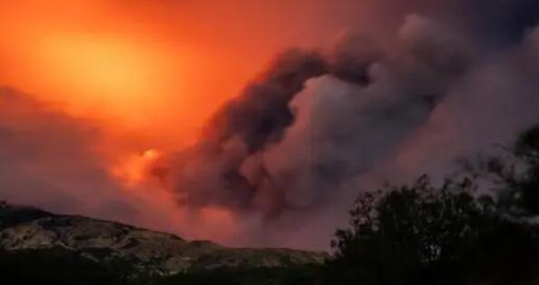 青島棧橋拍照大爺被要求停止?fàn)I業(yè)