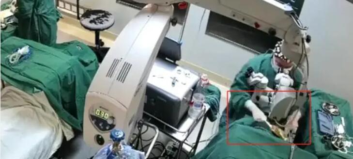 醫(yī)生手術(shù)中拳擊患者？