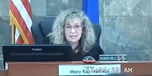 拉斯維加斯女法官當(dāng)庭遭嫌犯攻擊