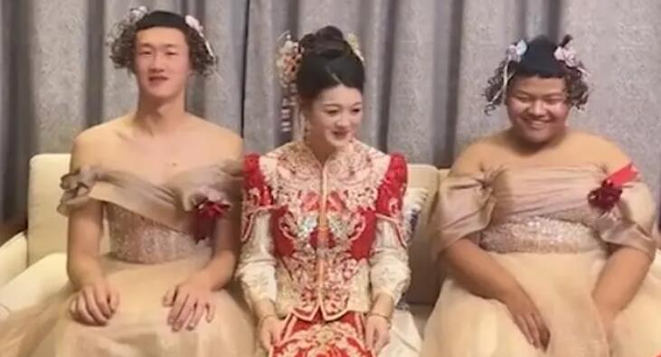 新娘讓兩個(gè)弟弟穿裙子當(dāng)伴娘