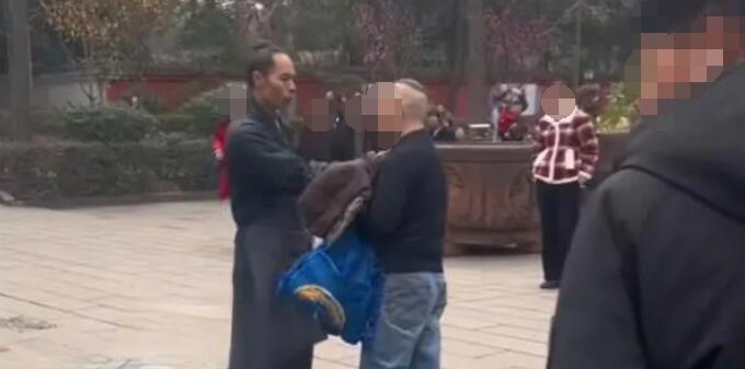 游客偷許愿池的錢(qián)遭呵斥