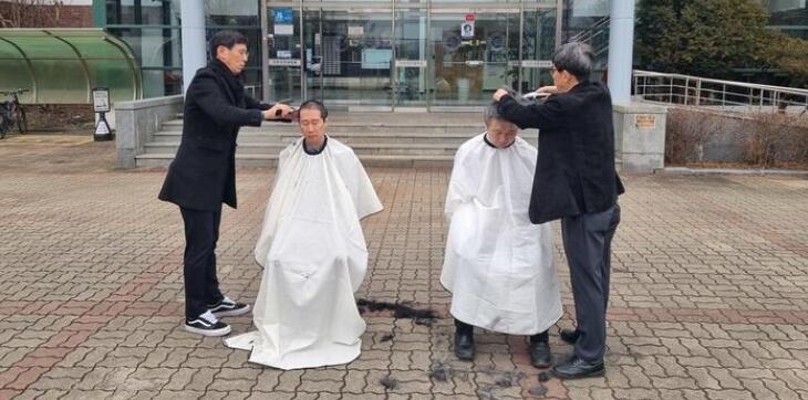 韓國(guó)醫(yī)學(xué)院教授削發(fā)抗議擴(kuò)招