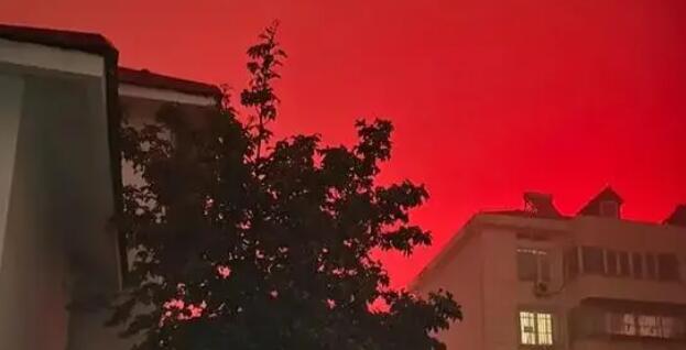 武漢凌晨現(xiàn)紅色大霧血色天空