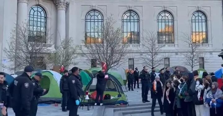 美國(guó)警方身著防暴裝備沖進(jìn)耶魯大學(xué)