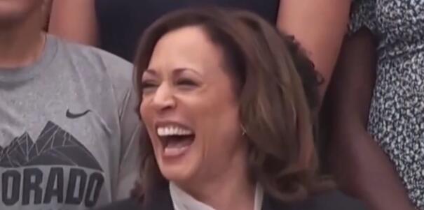 哈里斯大談拜登成就魔性大笑