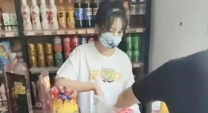 奶茶店老板娘回應(yīng)穿著性感被舉報