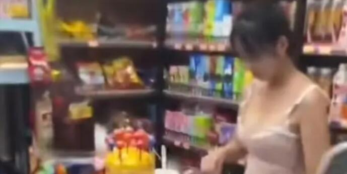 超市老板娘穿著暴露被投訴