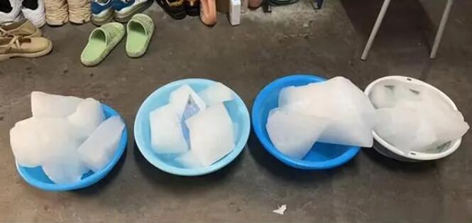 宿舍沒空調大學生排隊領冰塊