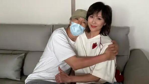 劉嘉玲曬和周星馳擁抱合影